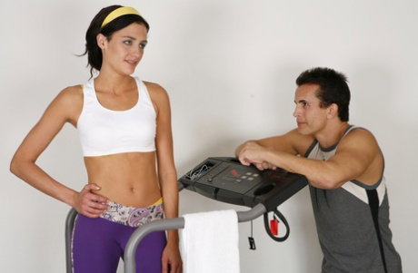Fit girl Eva Sinn goes pussy to mouth with her personal trainer