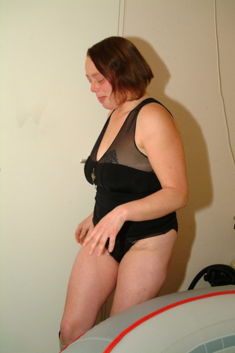 Chubby amateur mom Robine masturbates in the water and on the bed