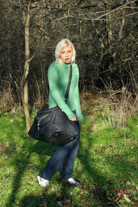 Petite illegal Honey Winter blows & boffs the border guard & takes a facial