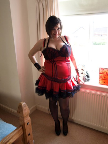 Overweight amateur Roxy models a sexy dress before a finger fuck
