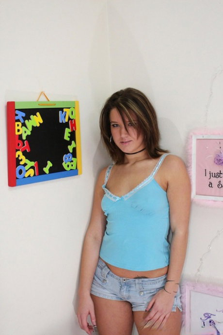 Brunette American beauty Nikkie Vixon spreads her hot teen ass on the bed