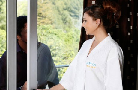 Attractive Nuru masseuse Ariana Marie welcomes Tommy Gunn to her spa