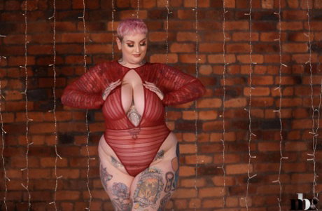 Fatty babe Galda Lou strips off her sexy lingerie & flaunts tattooed hot body