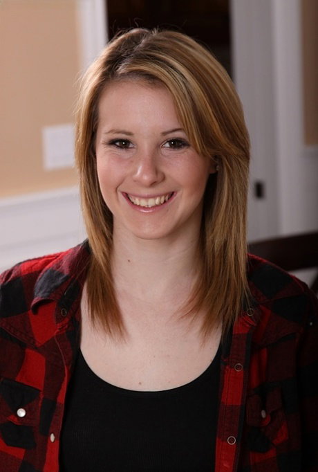 Brilliant amateur teen babe Tweety Valentine is spreading cat's meat