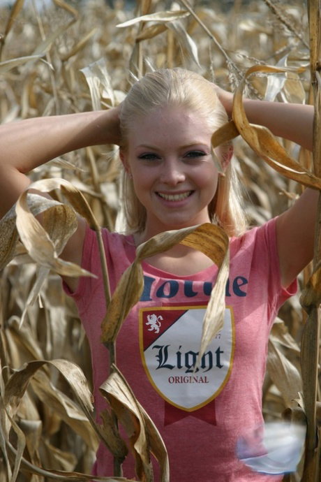 Blond amateur Skye Model flashers her bare ass among the corn stalks