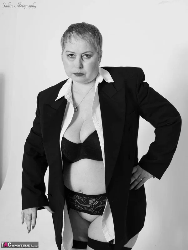 Mature fatty Posh Sophia sports short hair while showing her saggy breasts  - Mature, Saggy Tits, BBW, Chubby, Big Tits, Curvy, Short Hair, Amateur, British, Thick  - Photo 4
