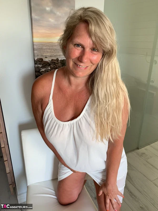 Thick older woman Sweet Susi exposes tan lined tits after hiking up her dress  - BBW, Mature, Chubby, Thick, Saggy Tits, MILF, Curvy, Amateur, Clothed, Spreading  - Photo 4