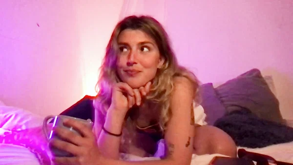 Sexy British solo girl Gia G plays with her pretty feet before masturbating  - Amateur, Sexy, British, Brunette, Emo  - Photo 3