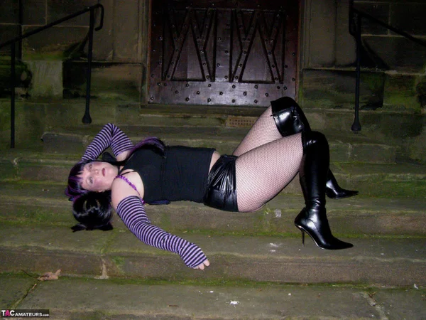 Thick chick Samantha exposes herself at night in black over the knee boots  - Cosplay, Latex, Boots, Chubby, Pantyhose, MILF, Curvy, Thick, BBW, Shorts  - Photo 6