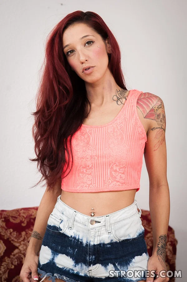 Sexy MILF Stefania Mafra flaunts her big ass & gives an arousing POV handjob  - POV, Tattoo, MILF, Redhead, Handjob, Cumshot, Latina, Ass, Shorts, High Heels  - Photo 1