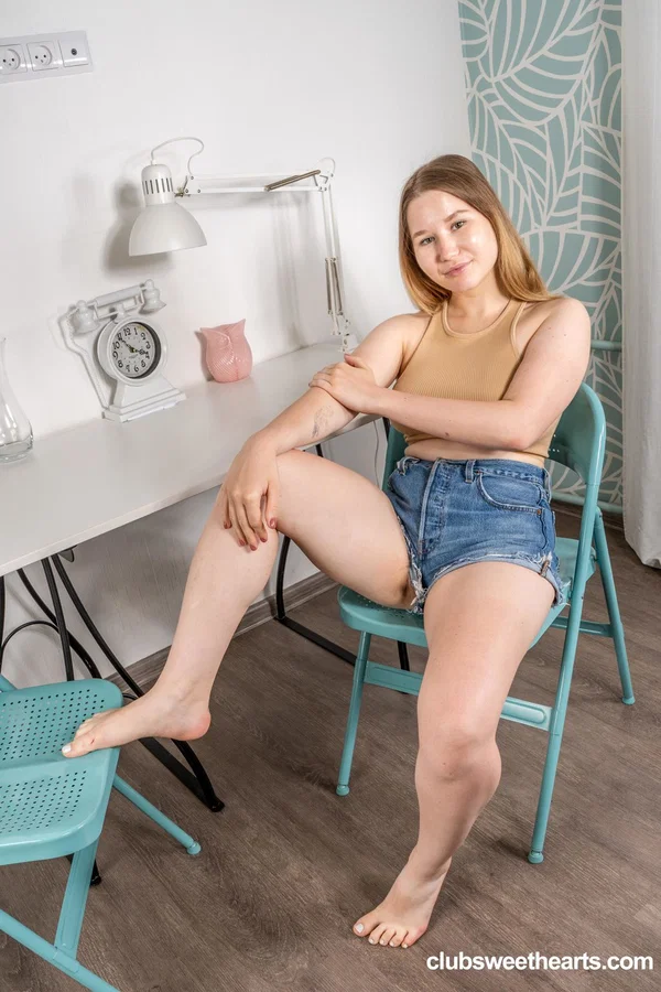Busty teen Amalia Davis showing her big breasts & her delicious shaved pussy  - Natural Tits, Teen, Thick, Shorts, Curvy, Feet, Clothed, Legs, Chubby, Shaved  - Photo 1