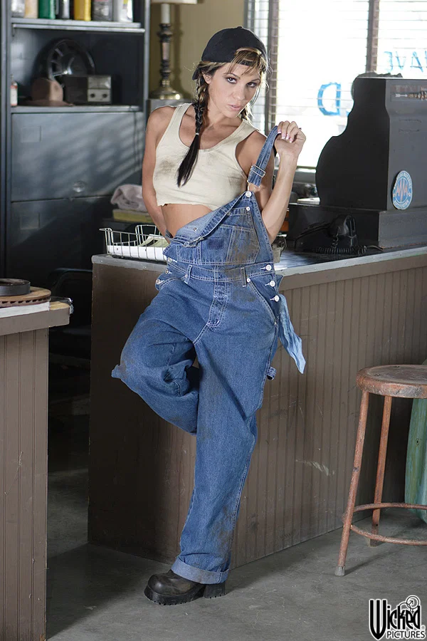 Slim female mechanic Kirsten Price gives head & fucks a customer at the garage  - Blowjob, MILF, Petite, Jeans, Hardcore, Big Clit, Doggy Style, Cumshot, Skinny, Tiny Tits  - Photo 4