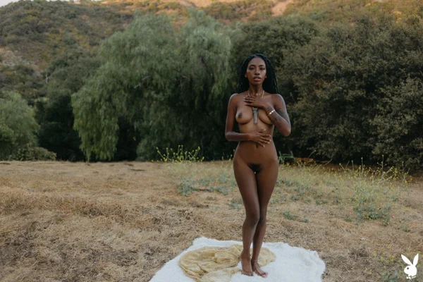 Glamorous ebony babe Sarissle strips & flaunt her absolutely perfect body  - Centerfold, Glamour, Model, Babe, Beautiful, Solo  - Photo 8