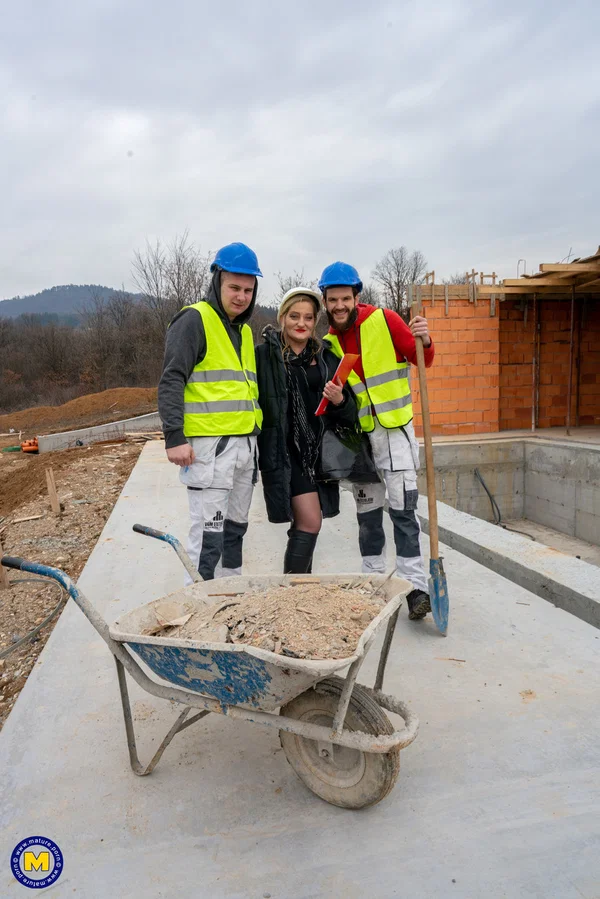Mature supervisor Layla blows and fucks two construction workers  - Public, Mature, Chubby, Thick, Curvy, Groupsex, Amateur, Clothed, Outdoor, Pussy  - Photo 1