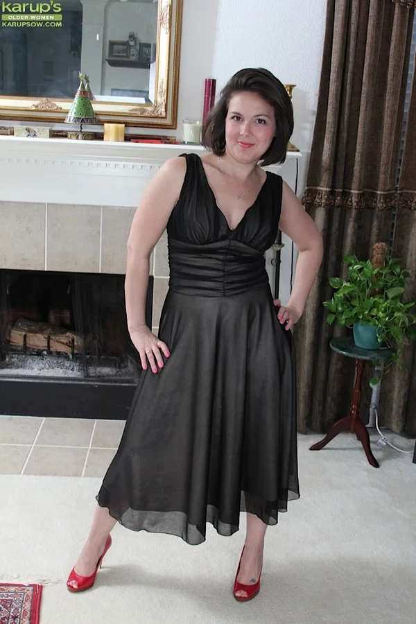 Chubby dark haired solo girl Penny Prite exposing small MILF tits  - Curvy, BBW, Thick, MILF, Pussy, Chubby, Short Hair, Shaved, Brunette, Ass  - Photo 1