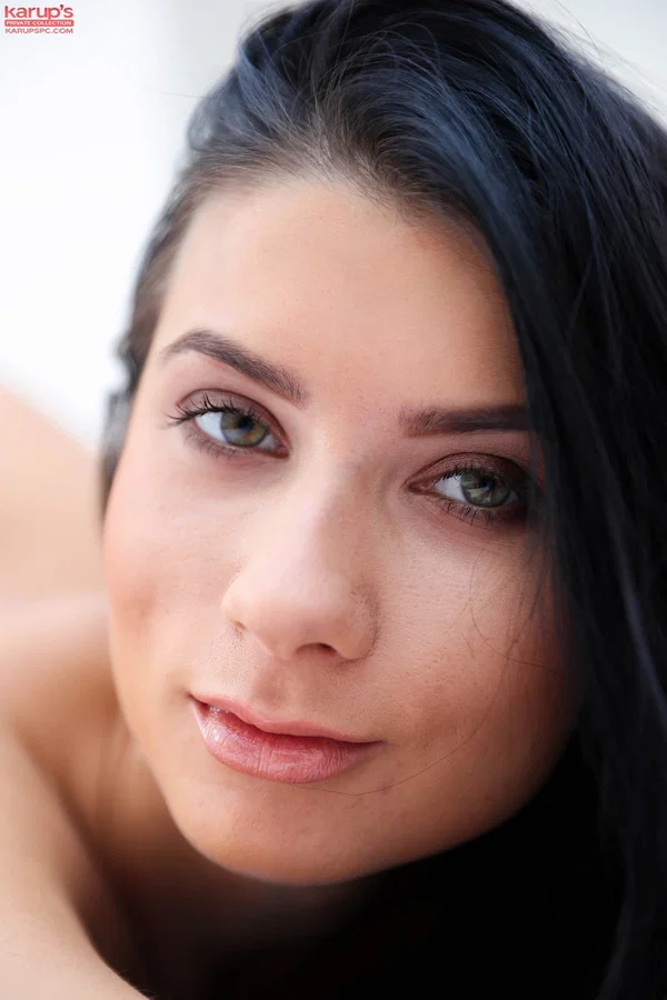 Raven-haired babe Nicole Black with small titties likes to pose naked so much  - Amateur, Teen, Pussy, Cute, Anal Gape, Non Nude, Feet  - Photo 14