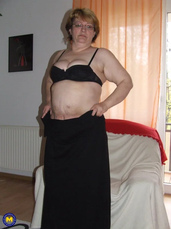 Mature fatty Sophie takes and English cucumber to her horny vagina  - Granny, Mom, Saggy Tits, Mature, Pissing, Glasses, Amateur, Short Hair, Big Tits, European  - Photo 1