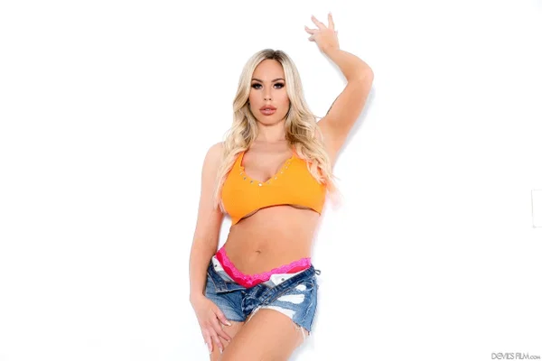 Blonde MILF Olivia Austin models for a SFW shoot with her shorts unbuttoned  - MILF, Shorts, Ass, High Heels, Panties, Pornstar, PAWG, Big Tits, Fake Tits, Legs  - Photo 6