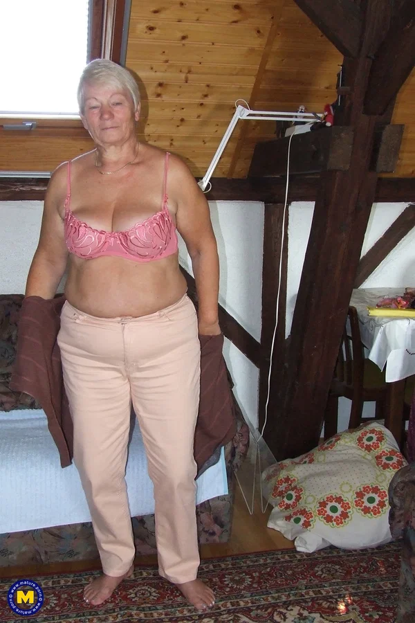 Short-haired granny Gisela strips naked and shaves her old pussy  - Mature, Amateur, Hairy, Short Hair, European, Nipples, Big Tits, Blonde, Pussy, Close Up  - Photo 2