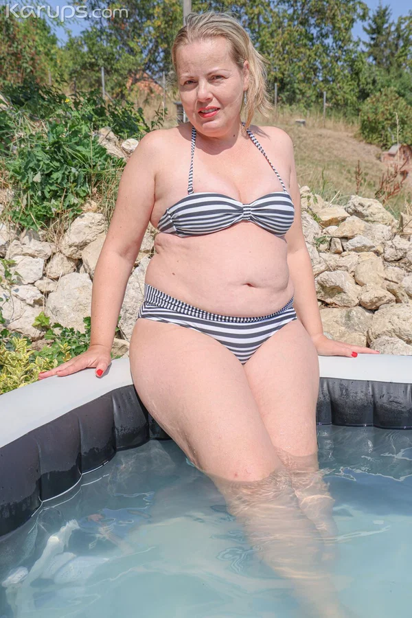 Fat blonde MILF has sex with her man friend after a hot tub dip  - Mature, Mom, Chubby, BBW, Thick, MILF, Curvy, Amateur, Reality, Pool  - Photo 1