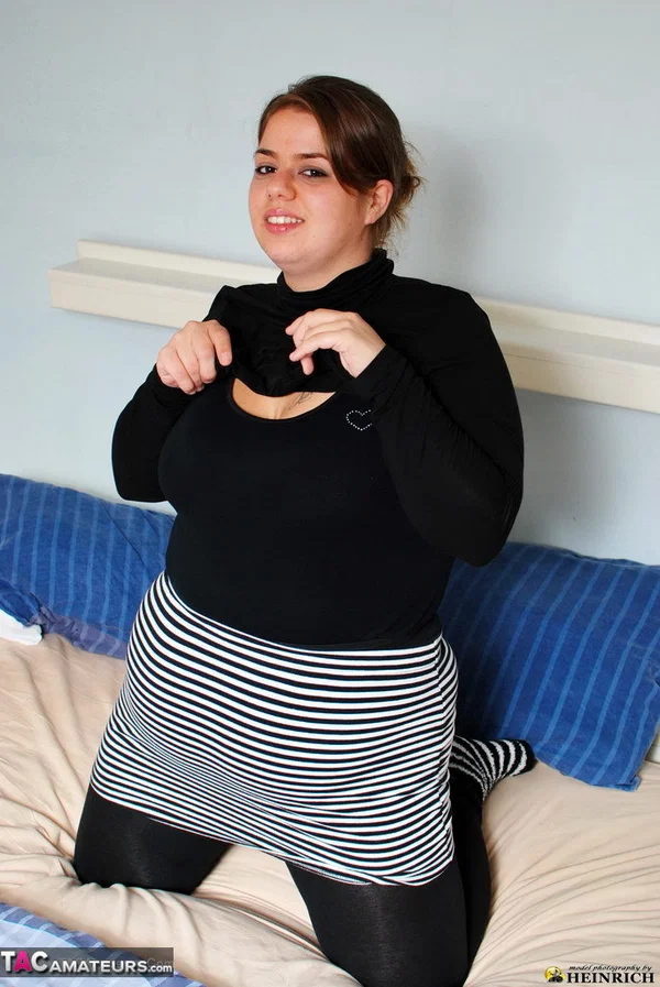 Teenage BBW reveals her big tits and nipples in her solo masturbation scene  - Chubby, BBW, Amateur, Big Tits, MILF, Thick, Nipples, Curvy, European, Saggy Tits  - Photo 2