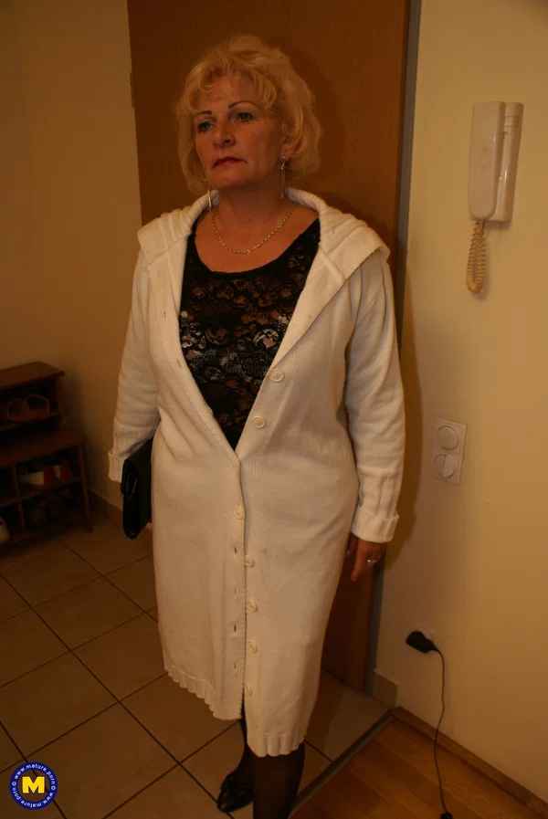 Amateur granny Katalina unveils her huge juggs and masturbates with a toy  - Mature, Amateur, European  - Photo 1