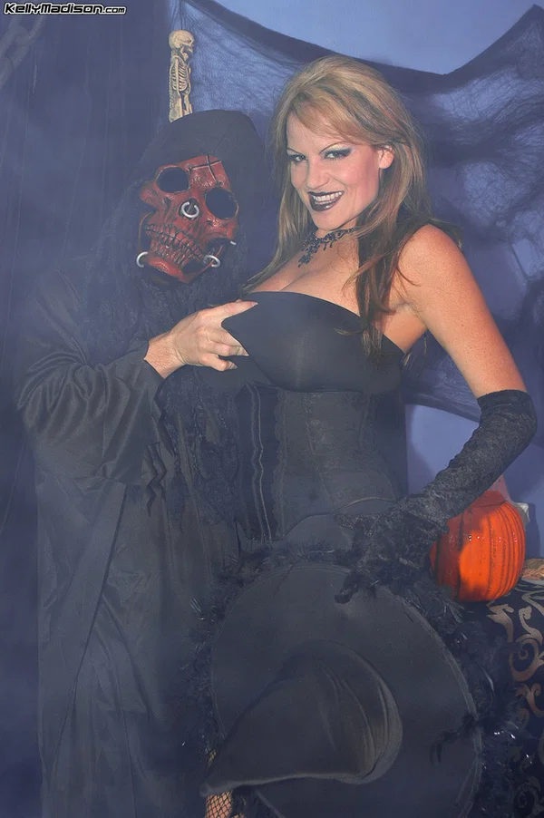 Scary MILF witch Kelly Madison flaunts massive natural tits with mouth wide  - Mature, MILF, Big Tits, Natural Tits, Pornstar, Non Nude  - Photo 16