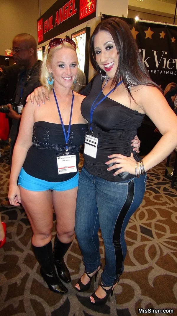 Blonde MILF Dee Siren & a slutty fatty flaunt their big bums at an AVN Expo  - Mature, BBW, Curvy, Thick, MILF, Chubby, White, Petite, Amateur, Blonde  - Photo 17