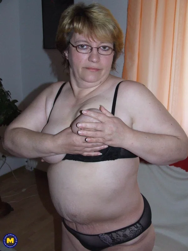 Mature fatty Sophie takes and English cucumber to her horny vagina  - Granny, Mom, Saggy Tits, Mature, Pissing, Glasses, Amateur, Short Hair, Big Tits, European  - Photo 3