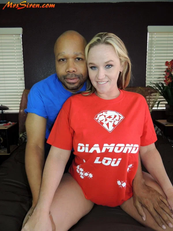 Blonde amateur Dee Siren shows her natural tits before donning a T-shirt  - Mature, Chubby, Big Tits, MILF, Thick, Curvy, Amateur, BBW, Reality, Fake Tits  - Photo 17
