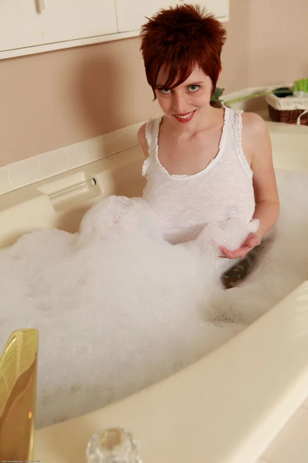 Young redhead Ryanne gets totally naked while taking a bubble bath  - Amateur, Teen, Cute  - Photo 5