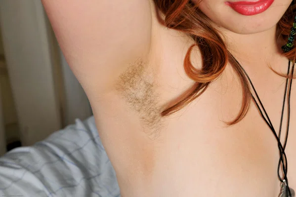 Amateur girl with red lips and glasses plays with her trimmed pubic hair  - Teen, Amateur, Cute  - Photo 13