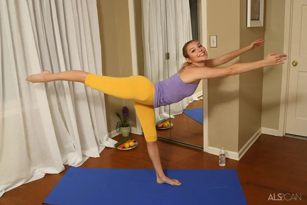 Skinny teen Sophia Sweet displays her flexibility while doing yoga in the nude  - Yoga, Yoga Pants, Teen, Legs, Beautiful, Amateur, Skinny, Flexible, Pussy, Dildo  - Photo 4
