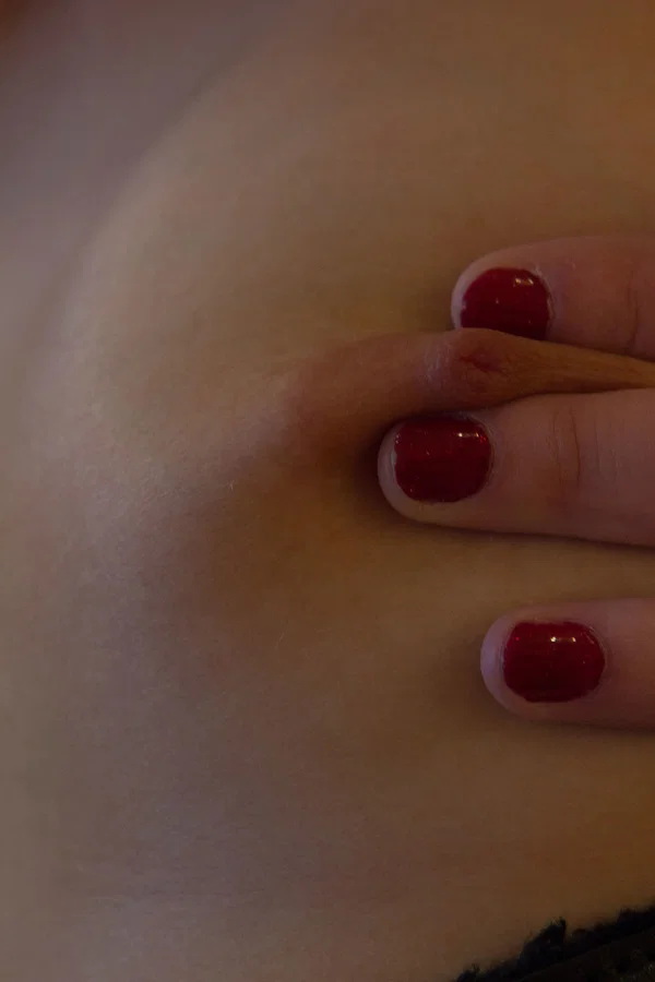 Blonde beauty Kira Me fingers her hairless pussy in her bare feet  - Teen, Glamour, Lesbian, Model, Pussy, Spreading, Feet, Cute, Legs, Non Nude  - Photo 6