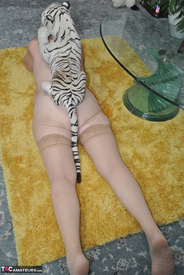 Blonde granny Sparkle sports a pair of stockings while posing in the nude  - Granny, BBW, Chubby, Saggy Tits, Amateur, Legs, Curvy, Thick, Short Hair, Stockings  - Photo 16