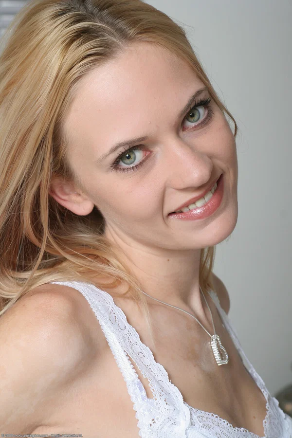 Cute amateur teen Michelle Honeywell strips and shows her super skinny body  - Amateur, Teen, Cute  - Photo 8