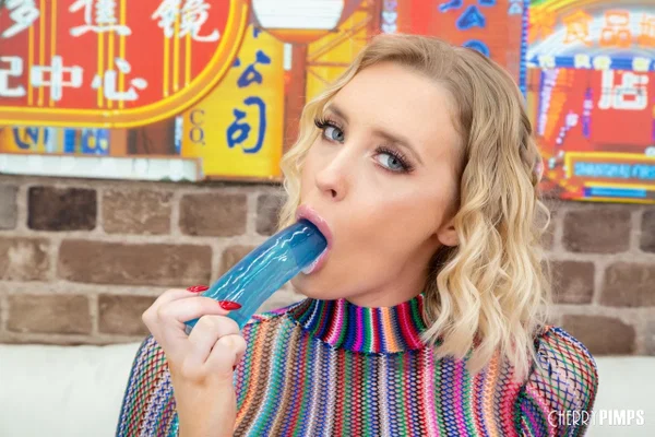Blonde pornstar Marilyn Johnson exposes her hot ass and toys her twat  - Cute, Teen, Beautiful, Babe, Blonde, Pornstar, Solo, White  - Photo 13
