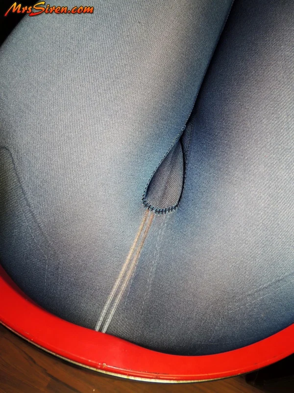 Fat wife Dee Siren frees her shaved pussy and big butt from skintight pants  - BBW, Jeans, Amateur, MILF, Glasses, Mature, Ass, Clothed, Chubby, Big Tits  - Photo 9