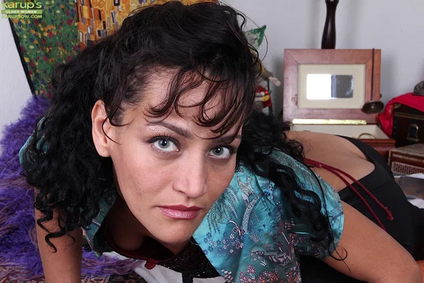 Blue eyed mature Cielo shoving a necklace up her shaved pussy  - Mature, Brunette, Pussy, Spreading, Legs, Face, Masturbation, Dildo, Feet, Close Up  - Photo 1