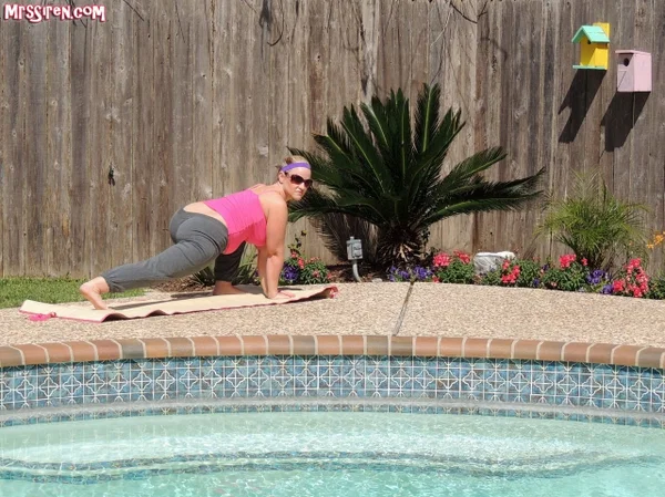 Overweight blonde Dee Siren shows her big ass while doing yoga near a pool  - Sports, Mature, Chubby, Amateur, Big Tits, Thick, BBW, Curvy, MILF, Pool  - Photo 7