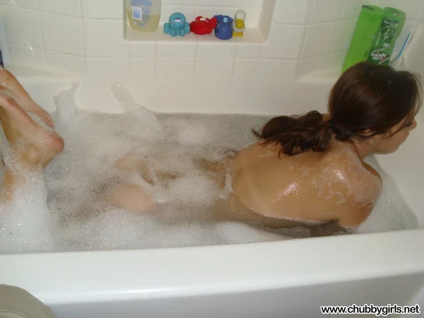 Chubby girl Samantha shows her tan lined boobs and butt during a bath  - Underwater, Bath, Wet, Nipples, Saggy Tits, Pussy, Tiny Tits, Babe, Ass, Close Up  - Photo 10