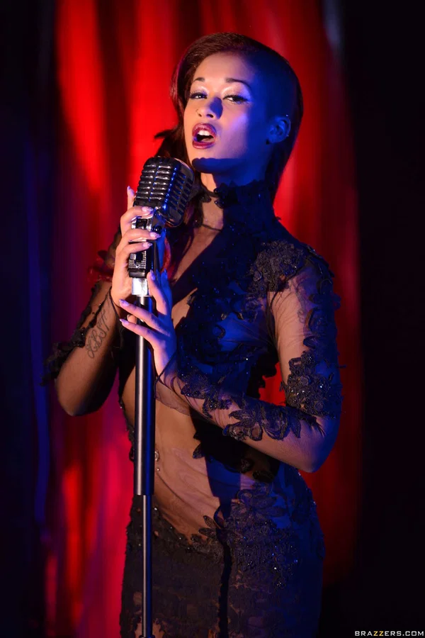Little ebony singer Skin Diamond preforming in sexy lace see-through dress  - Ebony, African, Black, Pornstar, Non Nude  - Photo 2