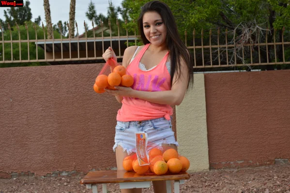 Amateur orange seller teasing a stranger with her sexy cleavage  - Latina, Amateur, Shorts, Reality, Clothed, Outdoor, Non Nude, Brunette  - Photo 2