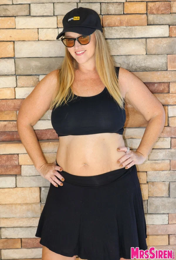 Curvy blonde MILF Dee Siren shows her bubble butt and poses on a terrace  - PAWG, BBW, Curvy, Thick, Ass, Chubby, MILF, Amateur, Upskirt, Outdoor  - Photo 9