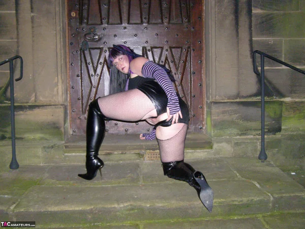 Thick chick Samantha exposes herself at night in black over the knee boots  - Cosplay, Latex, Boots, Chubby, Pantyhose, MILF, Curvy, Thick, BBW, Shorts  - Photo 7
