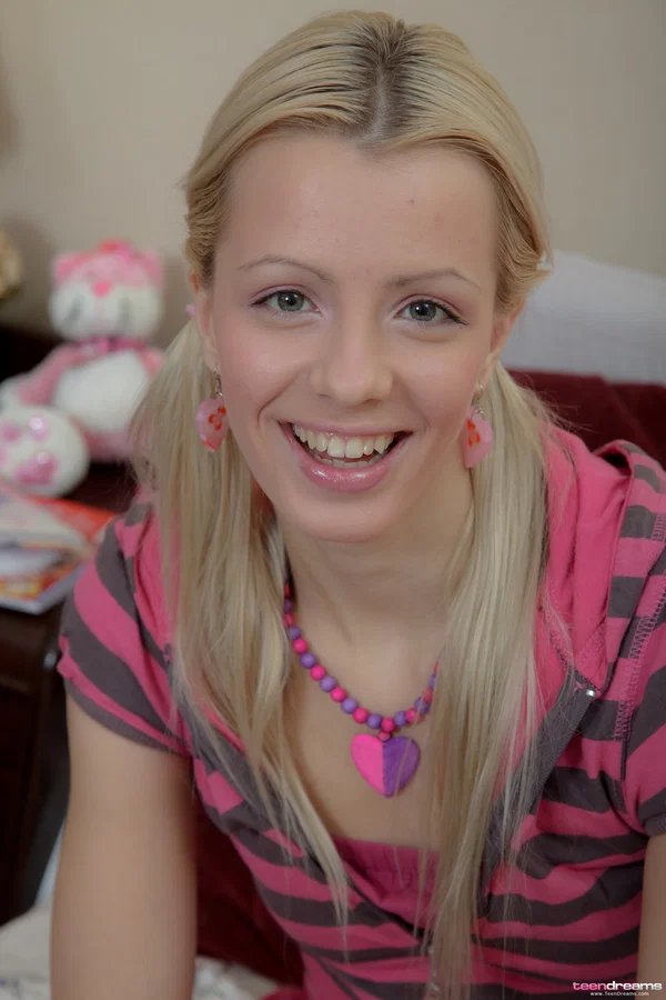 Blonde amateur Shelley enjoys hardcore anal sex with her hung boyfriend  - Amateur, Teen, Cute  - Photo 2