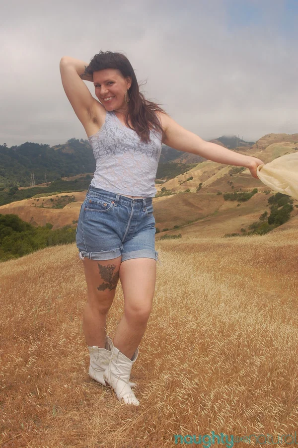Petite amateur Olivia Rose shows her naturals and hairy pussy in a field  - Hairy, Amateur, Outdoor, Shorts, Ass, Armpit, Big Clit, Undressing, White, Asshole  - Photo 1