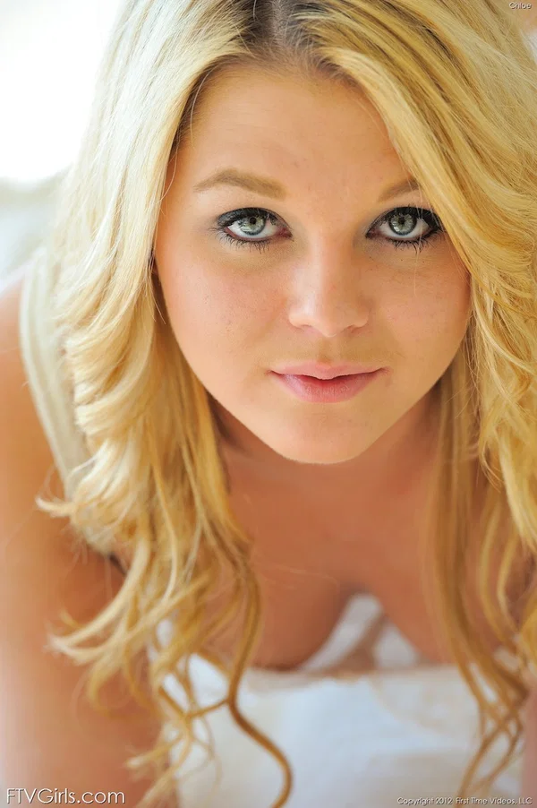 Hot amateur blonde Chloe shows an extreme closeup of her pink pussy  - Pretty, Solo, Babe, Amateur, Glamour, Beautiful, Big Clit, Feet, Model, Anal Gape  - Photo 3
