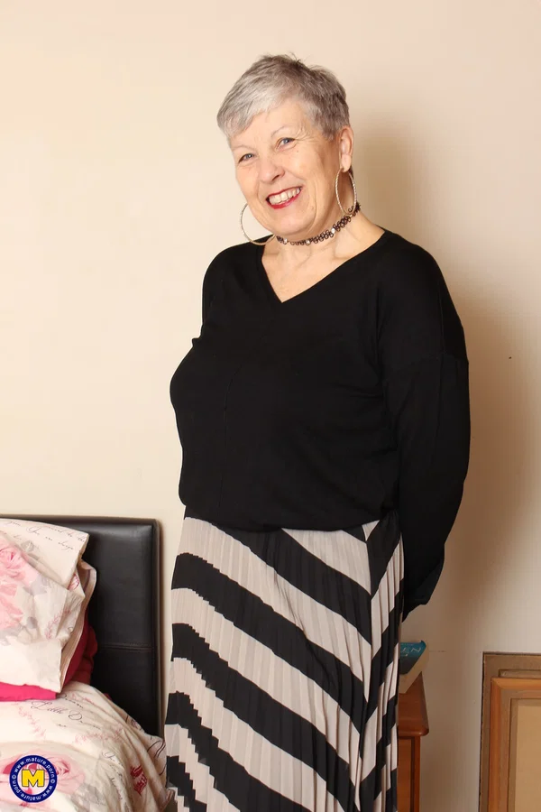 Mature British lady Savana undresses on bed and fools around naked  - Mature, Chubby, Curvy, Upskirt, BBW, Thick, Short Hair, Amateur, British, Clothed  - Photo 1