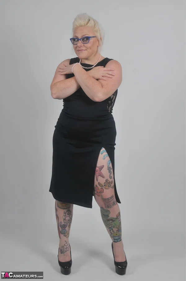 Tattooed blonde Mollie Foxxx prepares to swallow water from a goblet  - BBW, Mature, Chubby, Thick, Amateur, Tattoo, Curvy, Glasses, Clothed, Redhead  - Photo 11